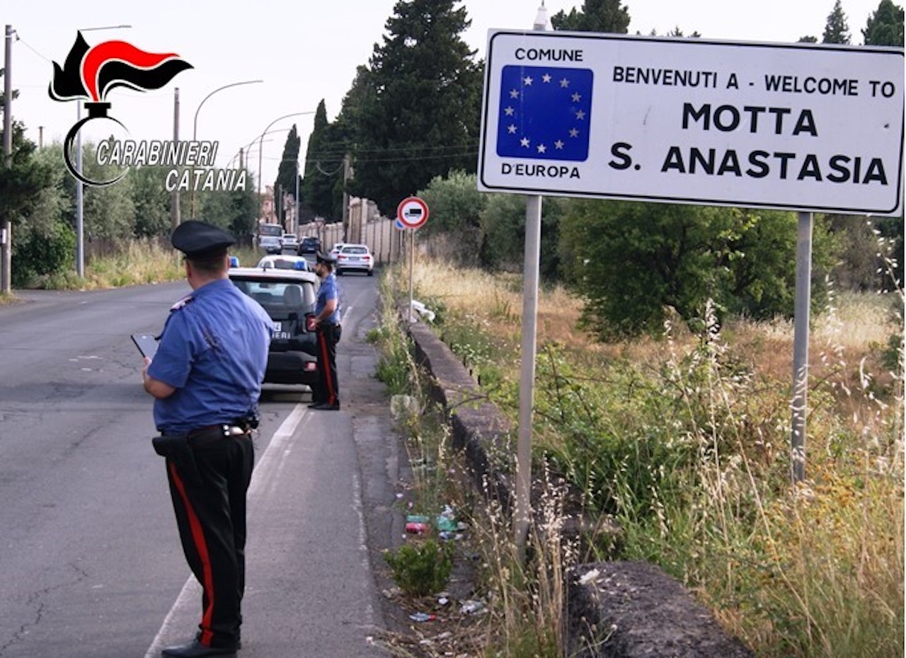 Vede i carabinieri e fa “dietrofront” ma viene fermato e trovato con la droga