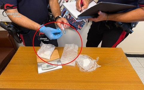 Palagonia, fermati in auto con oltre 100 grammi di droga e un coltello: un arresto e una denuncia