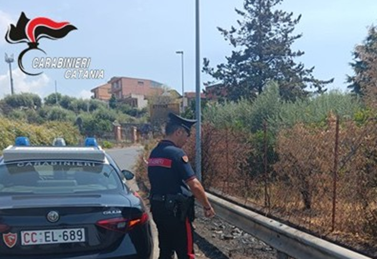 Appicca un incendio tra le sterpaglie e tenta di allontanarsi: 40enne arrestato dai carabinieri
