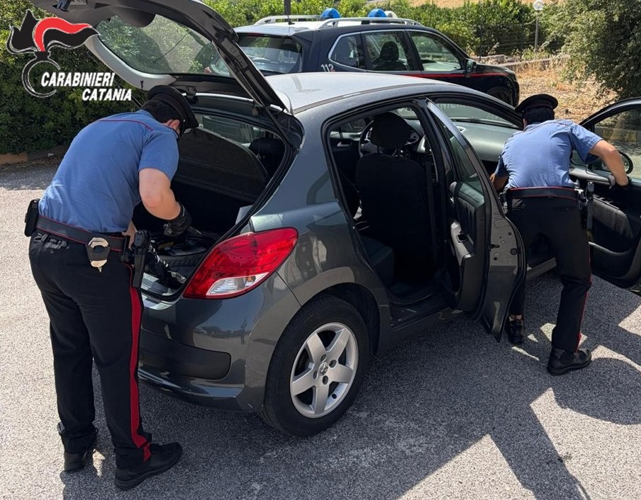 Nervoso al controllo, i carabinieri aprono il cofano dell’auto: cosa trovano fa scattare la denuncia