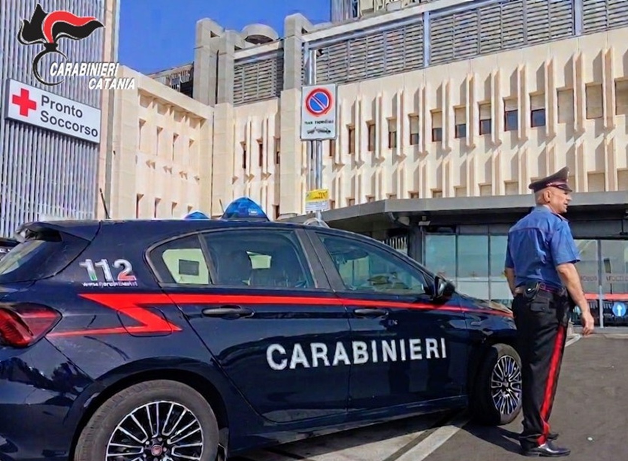 Picchia la madre, poi l’ex evade dai domiciliari per raggiungerla in ospedale: denunciata una 20enne, arrestato un 22enne