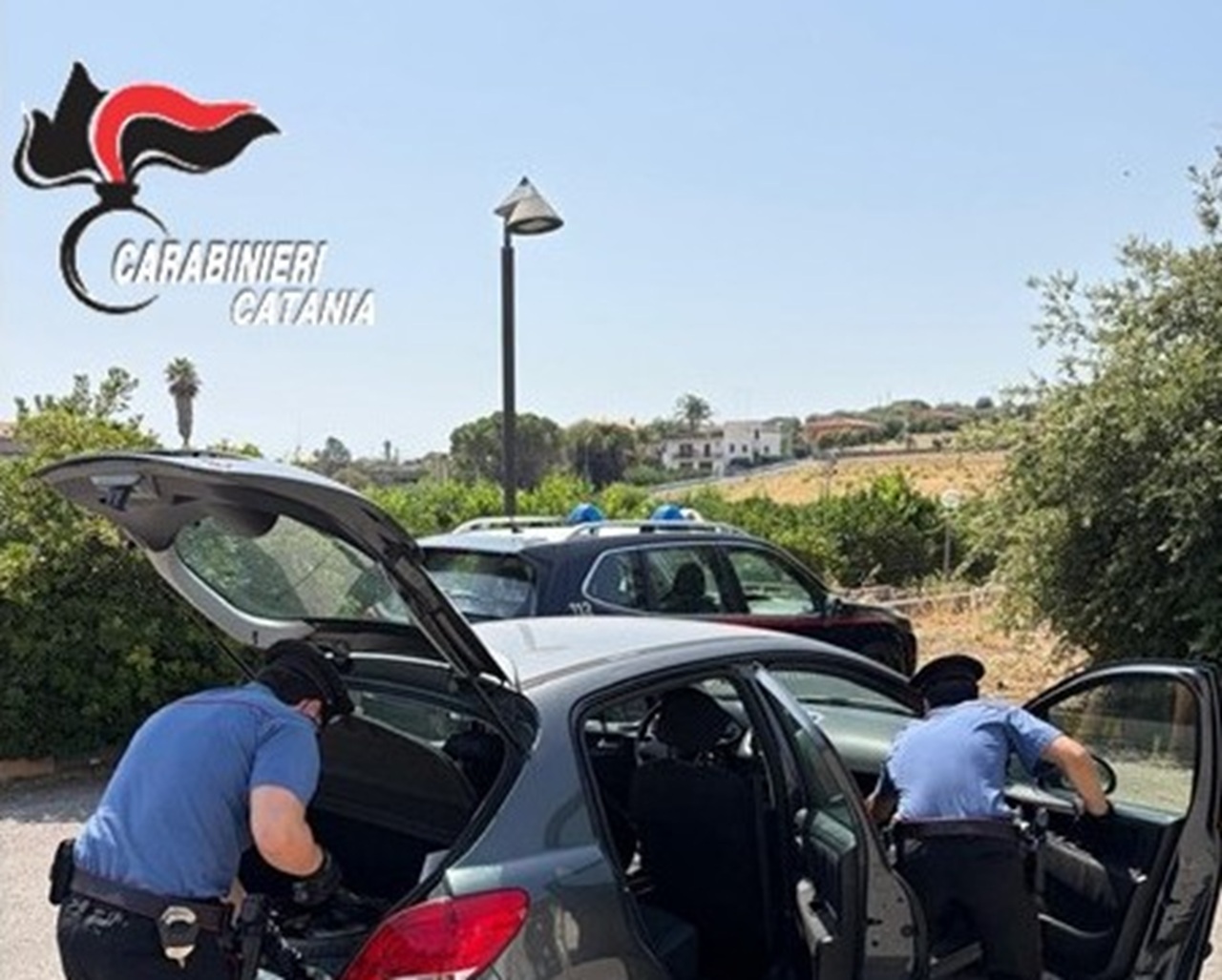 Fermato a un posto di blocco con arnesi da scasso e auto dal telaio abraso: denunciato 42enne
