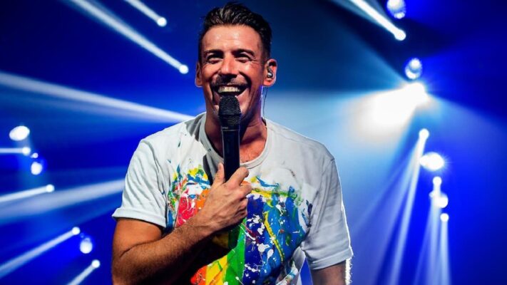 Francesco Gabbani a Letojanni: interrotto il concerto per un malore: “Ho provato con tutte le mie forze, ma non ce la facevo proprio”