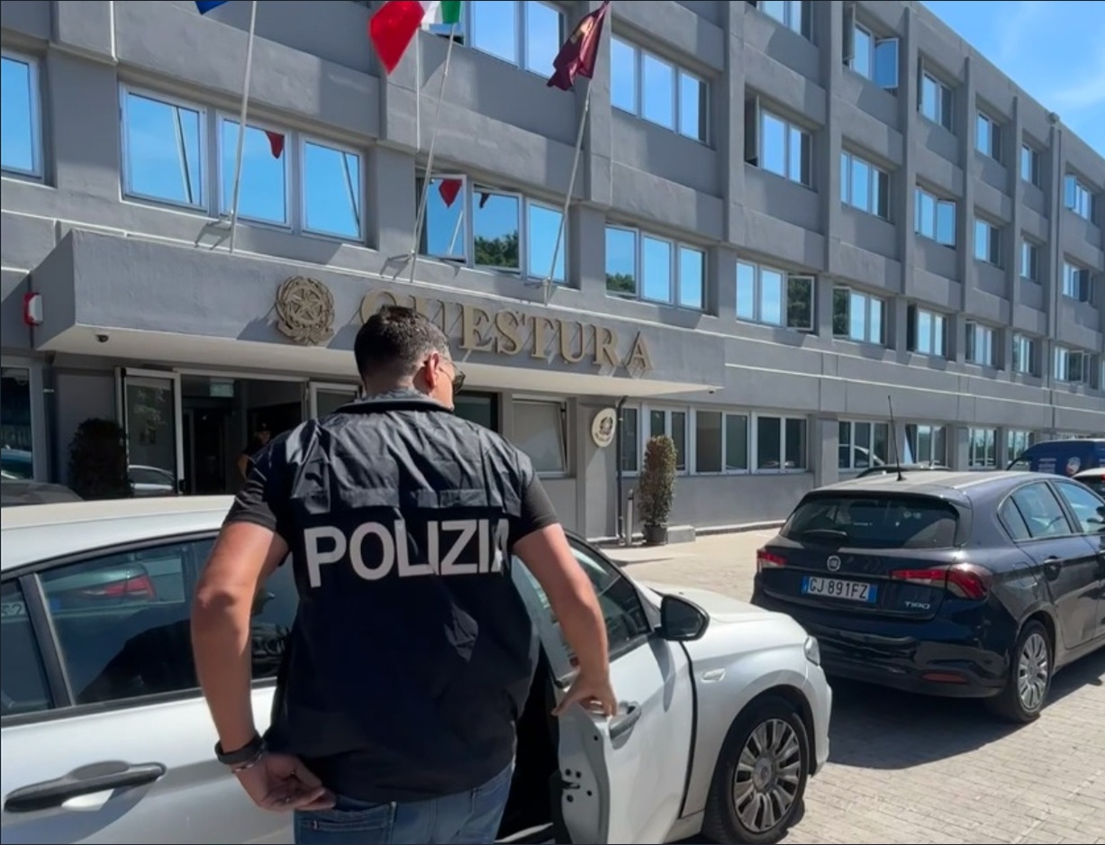 Misterbianco, laboratorio per confezionare dosi di marijuana: arrestato 19enne