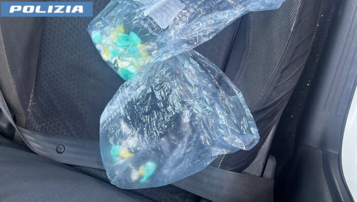 Controlli a Catania, scoperto con la droga in auto: arrestato pusher 28enne