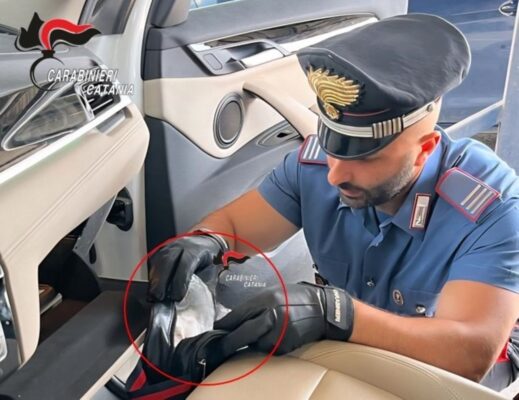 Trovato con 90 dosi tra cocaina, crack e marijuana nascoste in auto: denunciato 43enne nel Catanese
