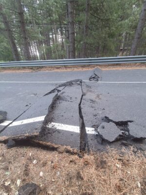 Terremoto sull’Etna a Ferragosto, scossa di magnitudo 3.9 a Linguaglossa: strada danneggiata