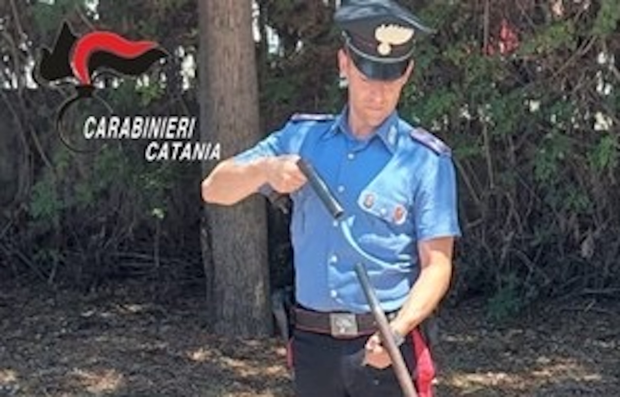 Sorpreso a rubare frutta nel Catanese: avrebbe minacciato il proprietario con un fucile