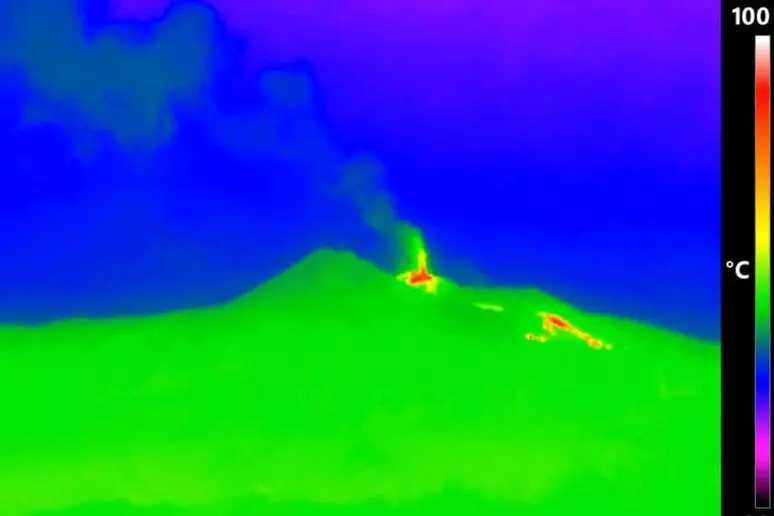 Etna, diminuisce la fontana di lava ma resta alta l’attività