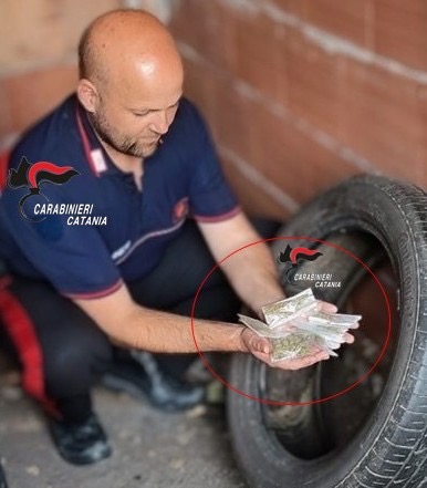Belpasso, 18enne arrestato con una trentina di dosi di marijuana