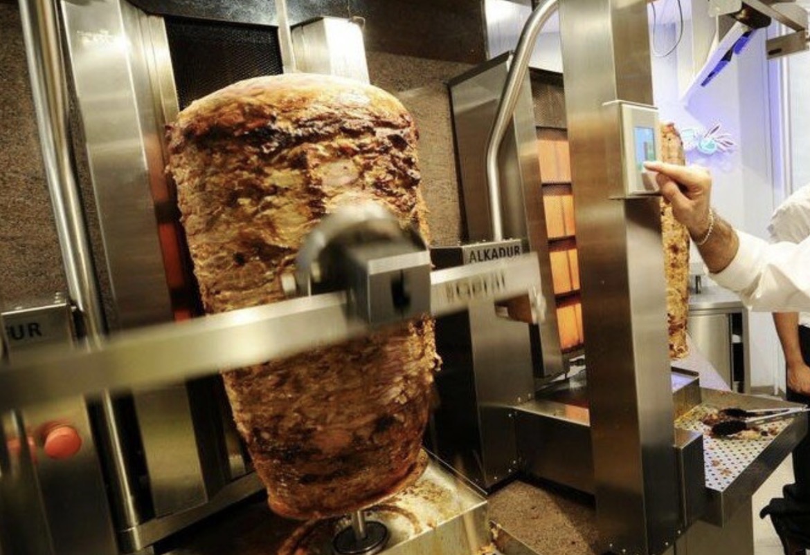 Mangiano un kebab e non pagano: titolare colpito con un cacciavite