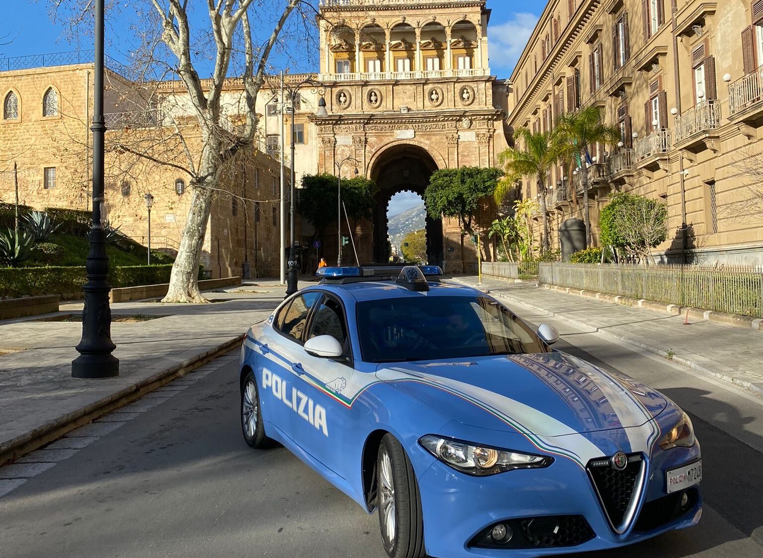 Palermo, tenta di lanciarsi da un cavalcavia