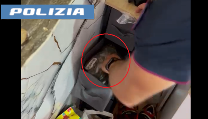 Ai domiciliari ma continuava a spacciare: in casa quasi un chilo di droga sintetica e mini cellulari destinati ai detenuti