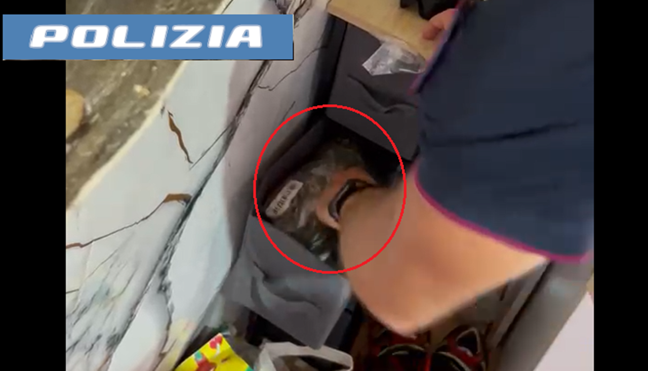 Ai domiciliari ma continuava a spacciare: in casa quasi un chilo di droga sintetica e mini cellulari destinati ai detenuti