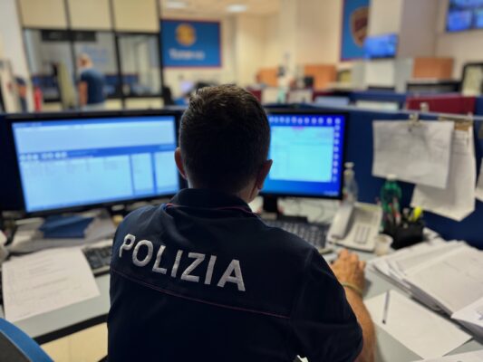 Catania, “ladro seriale” di grondaie sorpreso in azione: arrestato dalla Polizia
