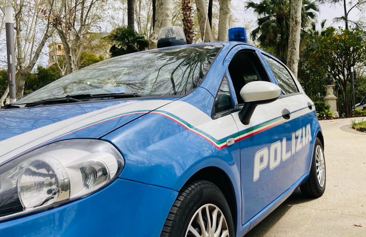 “Che ore sono?” e poi gli rubano il cellulare: minacciato con coltello davanti alla Villa Bellini