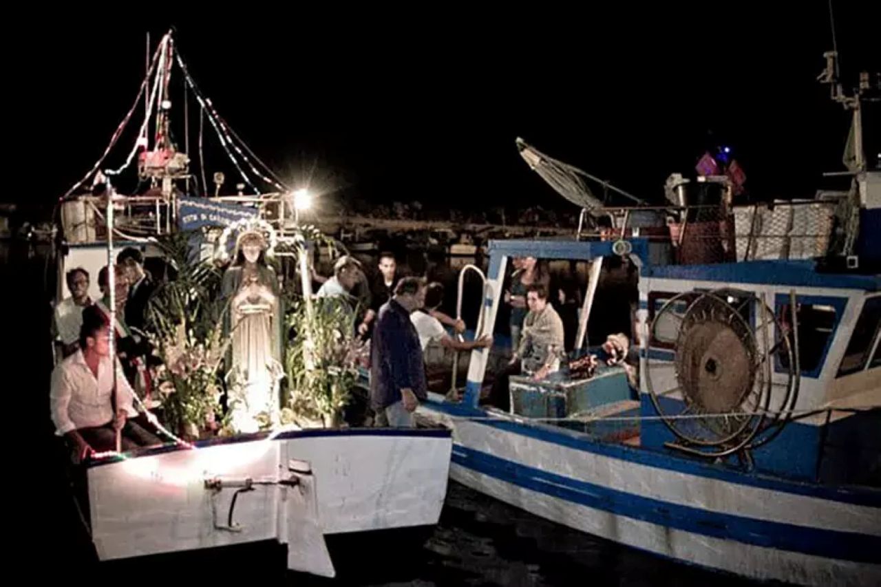Marinella di Selinunte, porto pieno di posidonia: salta la processione della Madonna
