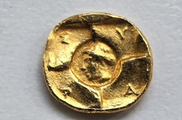Agrigento, scoperta nella necropoli di Maddalusa una rara moneta d’oro siracusana del V secolo a.C.