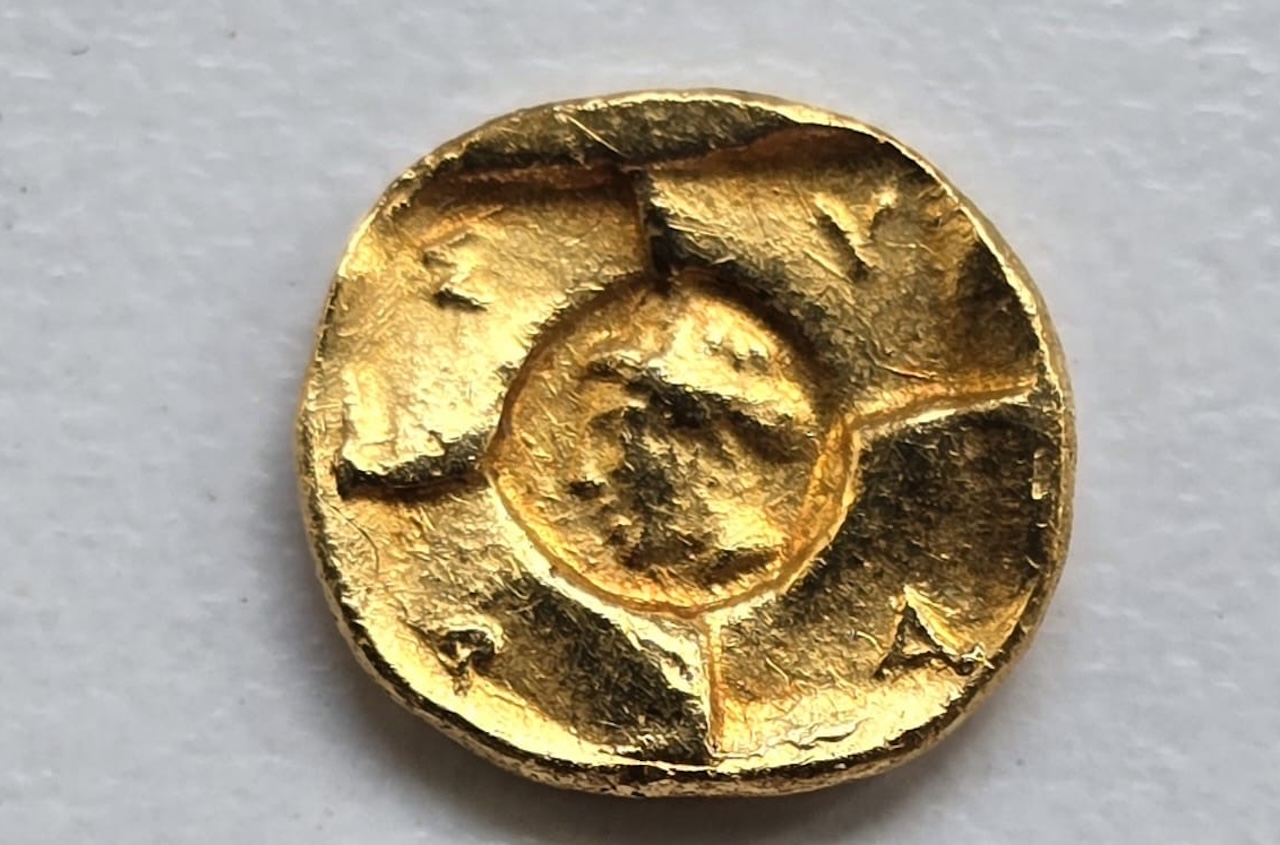 Agrigento, scoperta nella necropoli di Maddalusa una rara moneta d’oro siracusana del V secolo a.C.