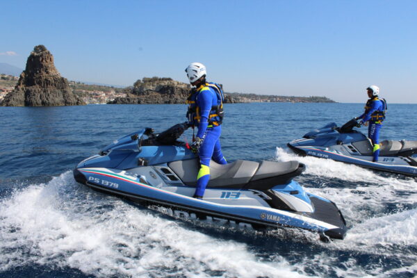 Moto d’acqua e natanti sotto la lente della Polizia: 12 violazioni e 5mila euro di sanzioni lungo la costa catanese
