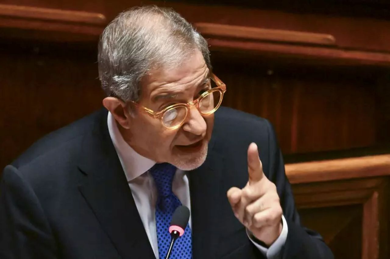 Musumeci: “Ad essere fuori posto non è il vulcano ma l’aeroporto”