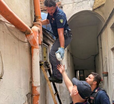 Catania, pusher nasconde la droga sul tetto ma ne dimentica una dose in cortile: arrestato 41enne