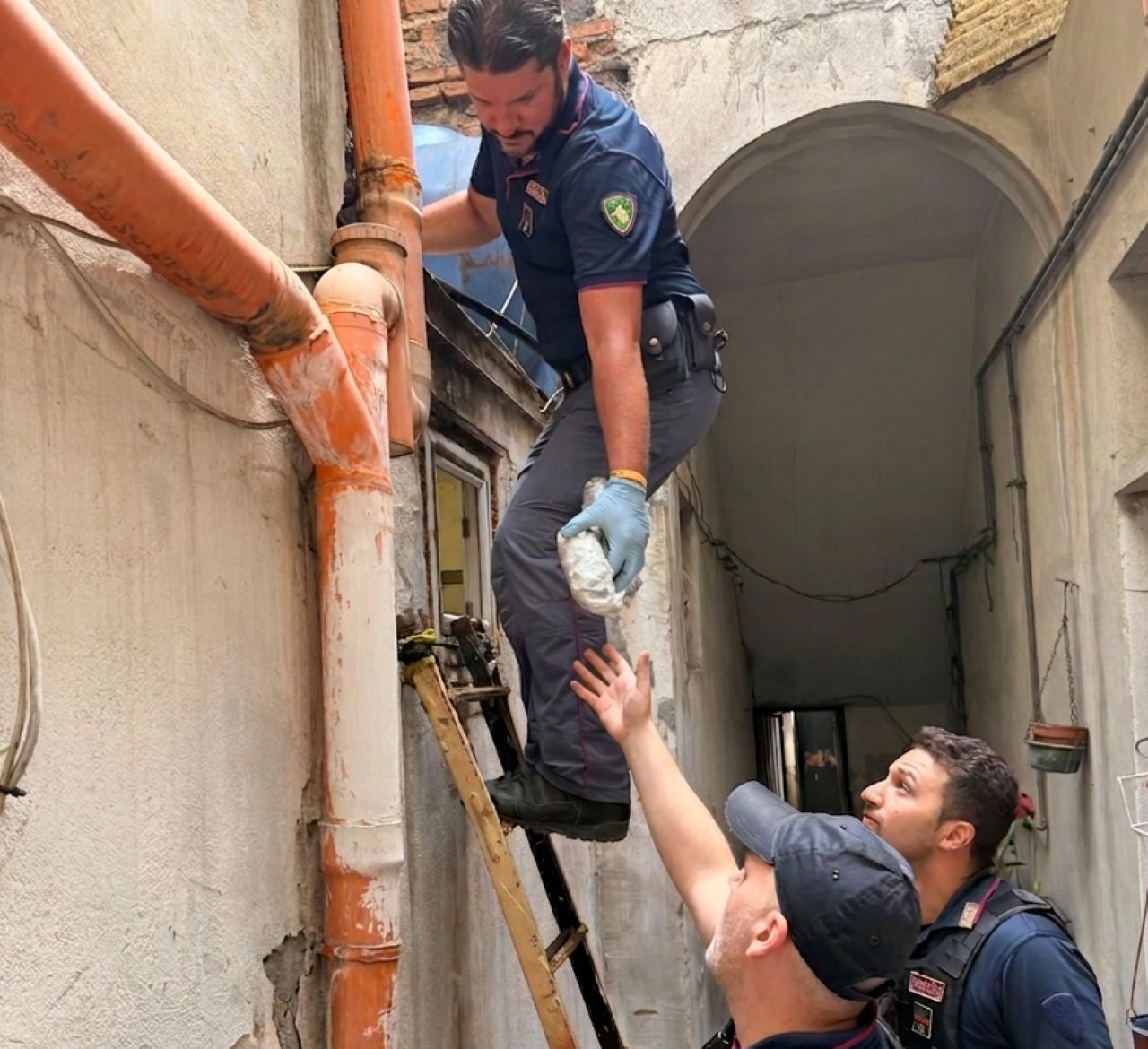 Catania, pusher nasconde la droga sul tetto ma ne dimentica una dose in cortile: arrestato 41enne