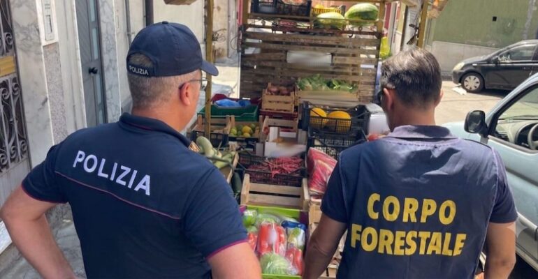 Adrano, contrasto all’abusivismo commerciale: sanzionati due venditori ambulanti per oltre 12mila euro e sequestrati 325 chili di prodotti