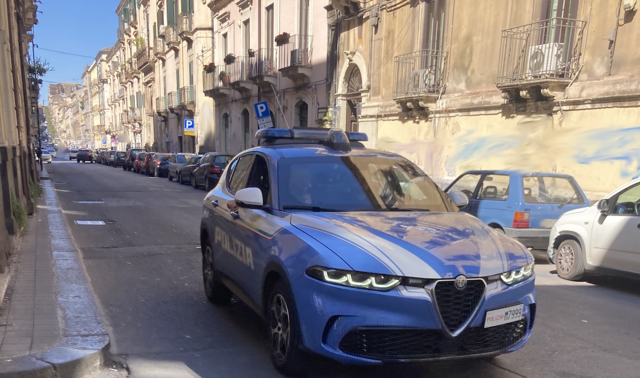 Pedina l’ex moglie, ma alla vista della Polizia si siede su una panchina: “Sono stanco”