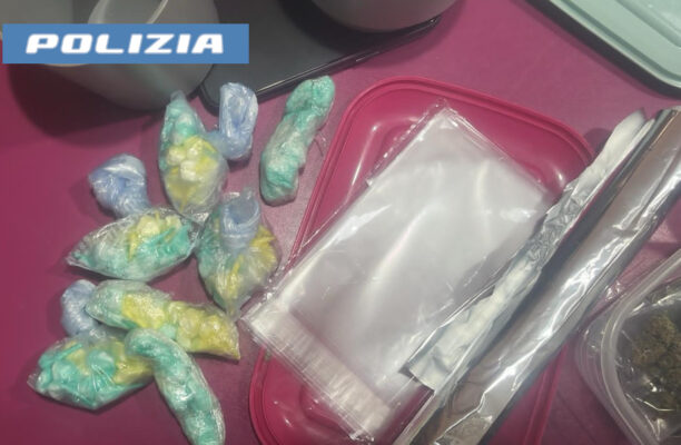 Catania, fermato in auto e scatta la perquisizione: spuntano 154 dosi di cocaina e marijuana