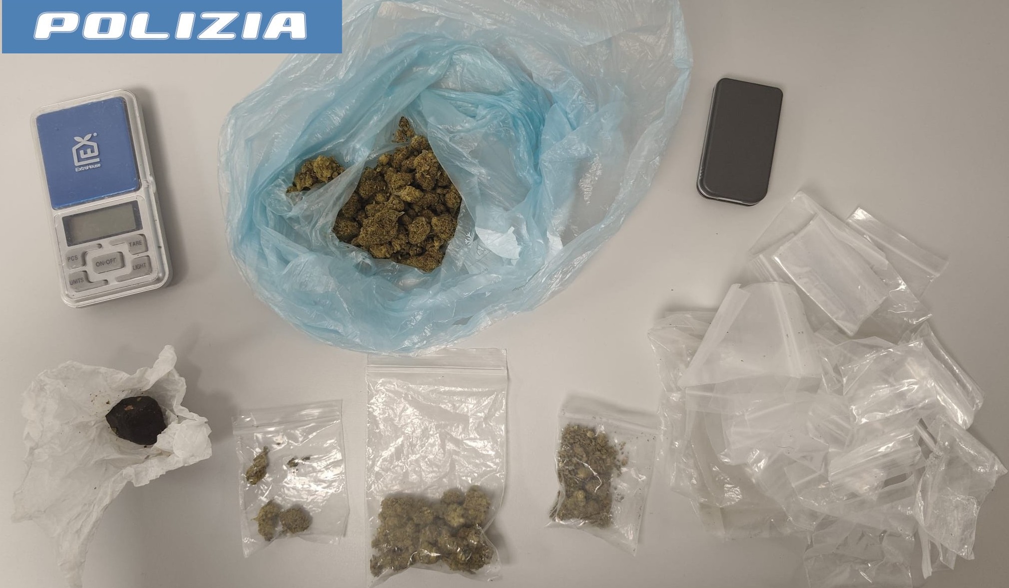 Catania, scende dallo scooter e nasconde un sacchetto nel muro: dentro droga e bilancini