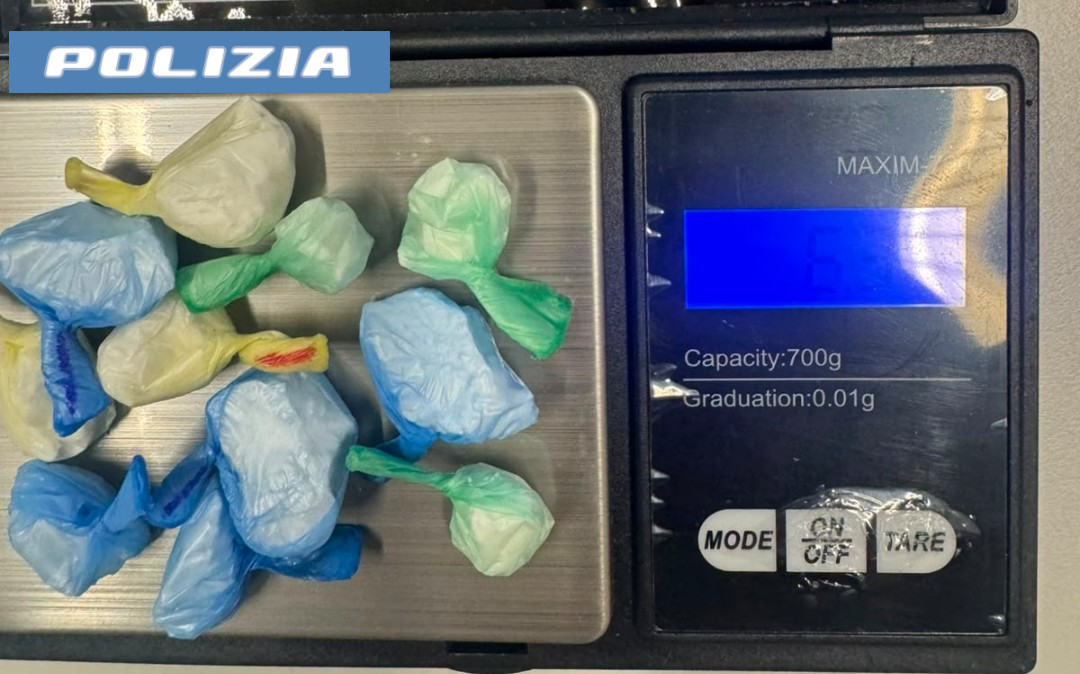 Catania, cede una dose per 20 euro e scatta il blitz: crack e cocaina nascosti nel barattolo delle caramelle