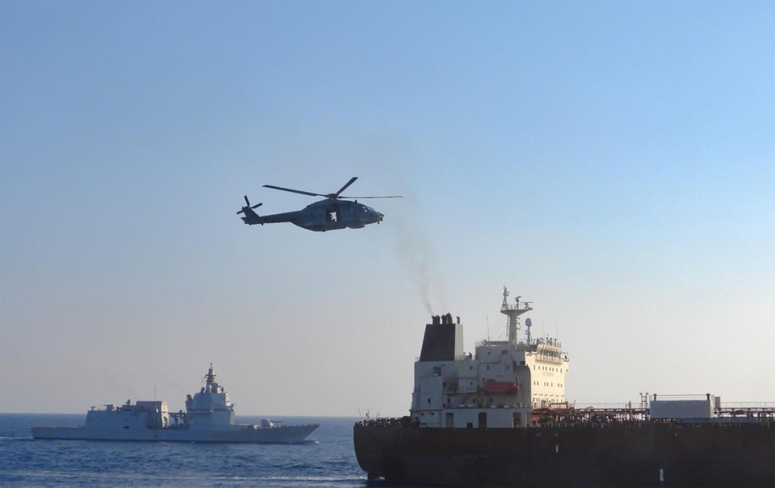 Pantelleria, nave della Marina Militare italiana abborda petroliera della “flotta ombra” russa