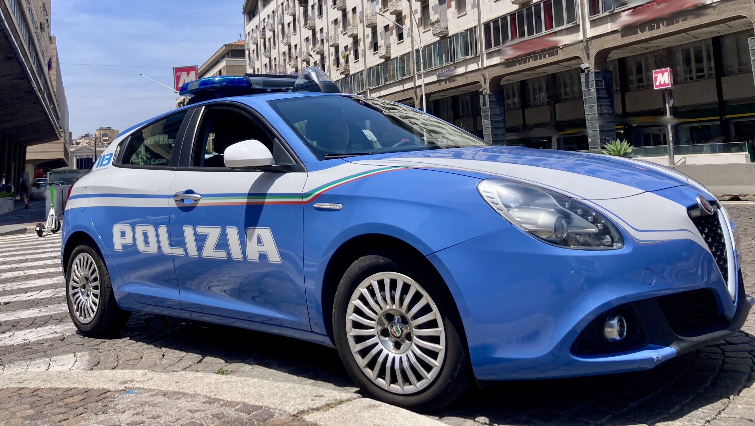 Catania, riempie lo zaino al supermercato e paga solo una birra: 17enne bloccato dopo l’aggressione