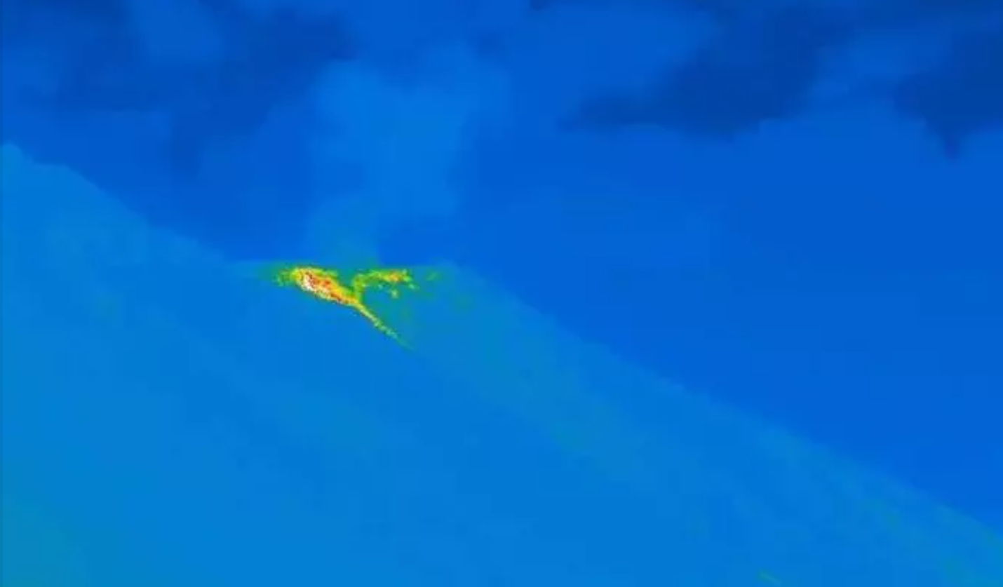 Stromboli, tracimazione lavica dal cratere Nord: colata nella Sciara del Fuoco