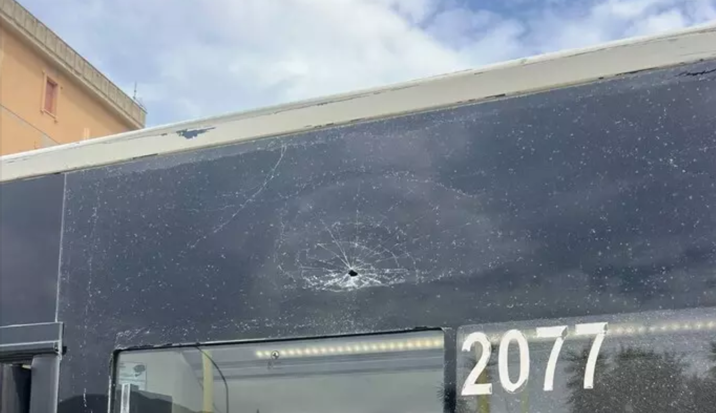 Palermo, sassi contro un autobus Amat allo Zen