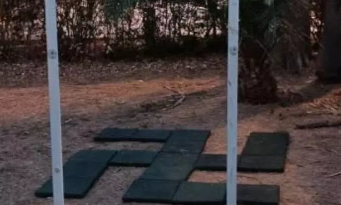 Militello, svastica nella villa comunale: indagini in corso, al vaglio le telecamere
