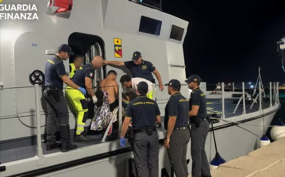 Barca in fiamme al largo di Marsala, uomo salvato dalla Guardia di Finanza