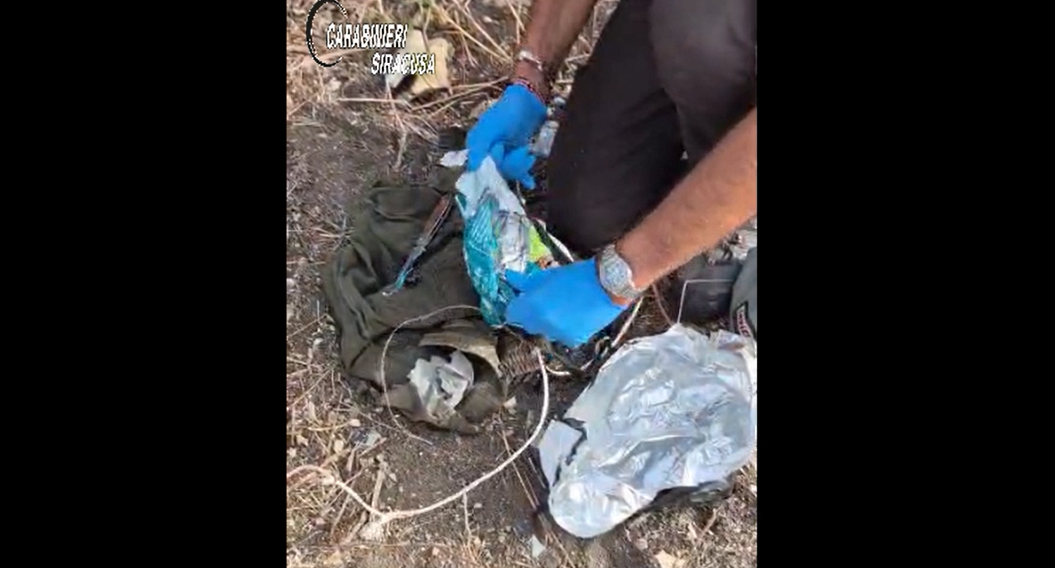 Siracusa, pistola pronta all’uso nascosta tra la vegetazione: la scoperta dei carabinieri