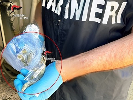Misterbianco, spacciava droga in casa mentre era ai domiciliari: arrestato 22enne
