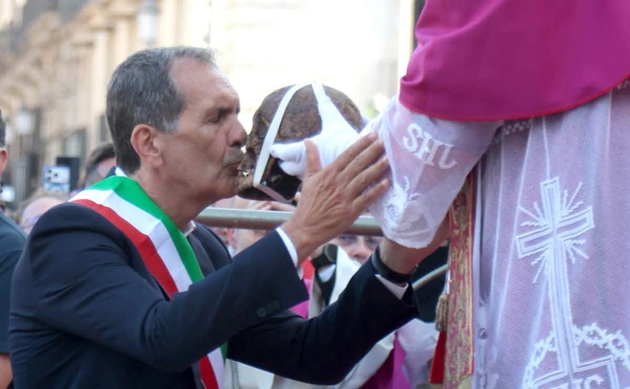 Quel bacio a Sant’Agata e il confine invisibile tra l’uomo e l’istituzione