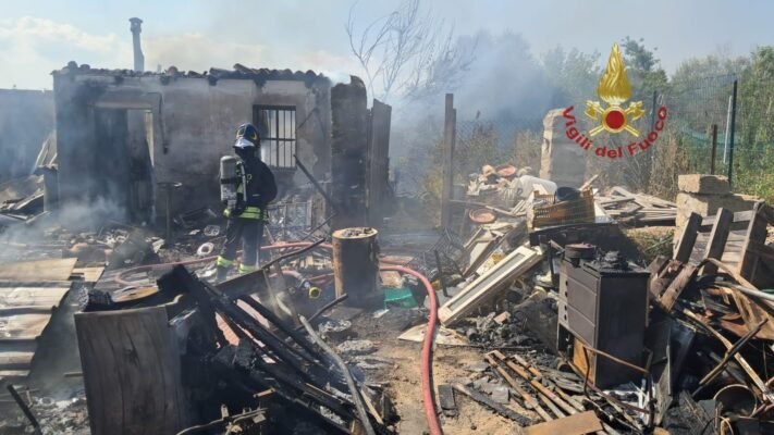Incendio a Siracusa, esplodono due bombole di gas vicino alle abitazioni: vigili del fuoco in azione