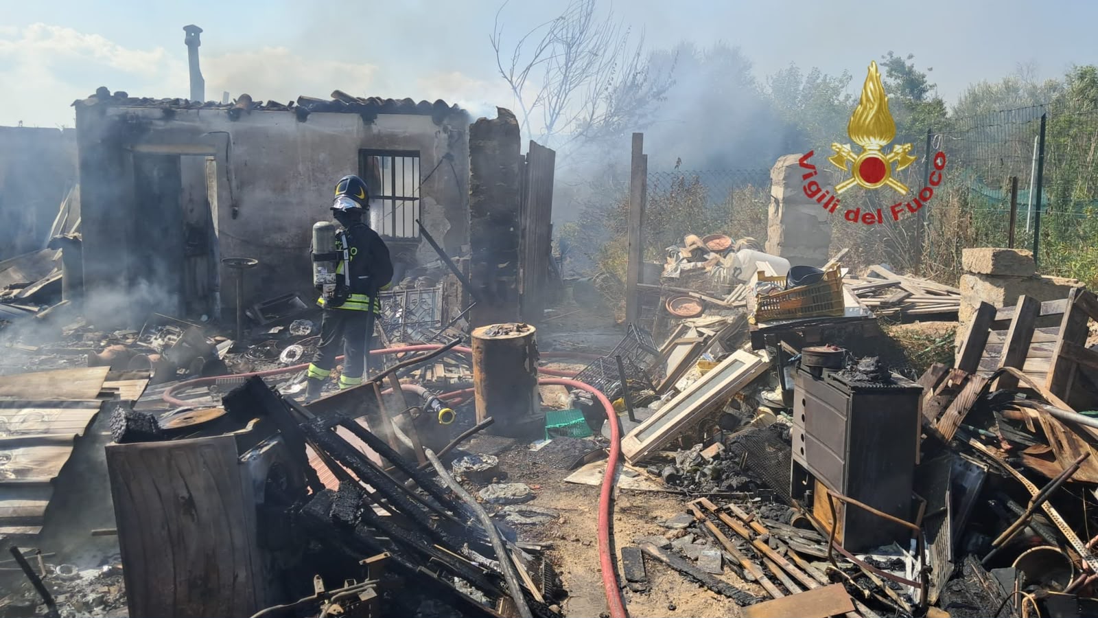 Incendio a Siracusa, esplodono due bombole di gas vicino alle abitazioni: vigili del fuoco in azione