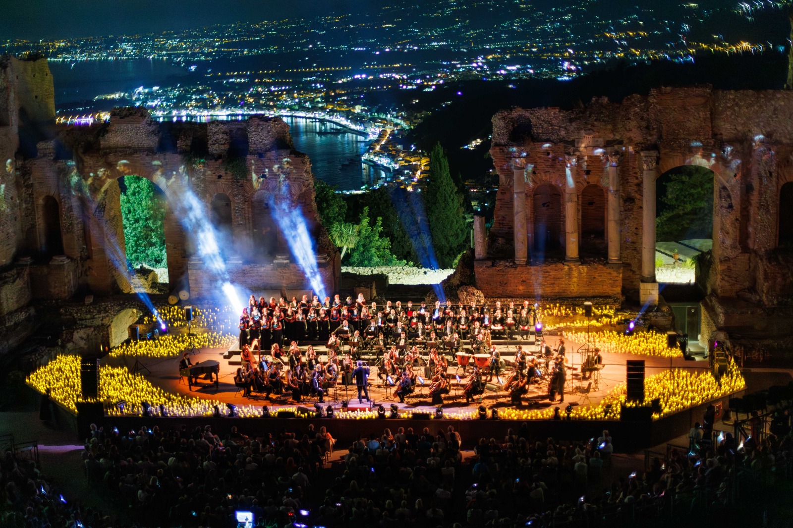 Trionfo senza precedenti al Teatro Antico di Taormina: il Festival Lirico dei Teatri di Pietra consolida la propria egemonia culturale nel Mezzogiorno grazie a un trittico sinfonico da antologia
