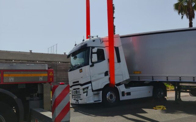 Incidente nella Zona Industriale di Catania, autoarticolato coinvolto: intervento dei Vigili del Fuoco