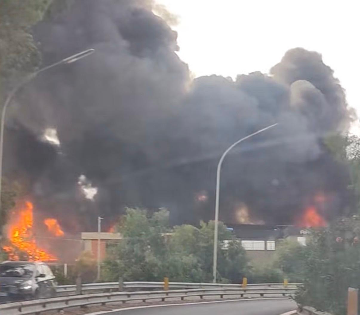 Maxi incendio ad Acireale, deposito avvolto dalle fiamme: zona interdetta e nube di fumo nero