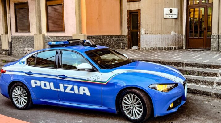 Adrano, tampona l’auto della Polizia e insulta gli agenti: denunciato 32enne, per lui scatta il Dacur