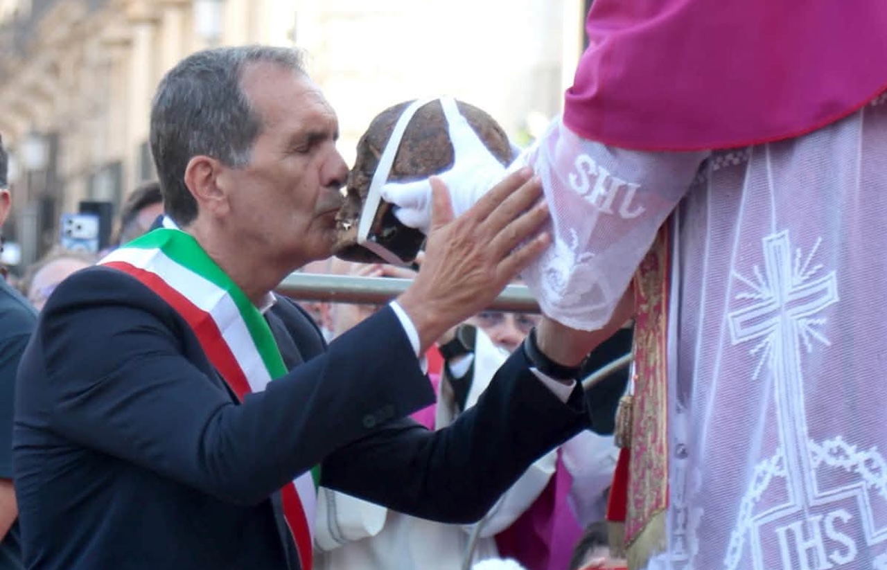 Dal bacio al cranio di Sant’Agata alla bufera social, Trantino: “Rappresentavo tutta Catania”. Galvagno: “Polemica pretestuosa”