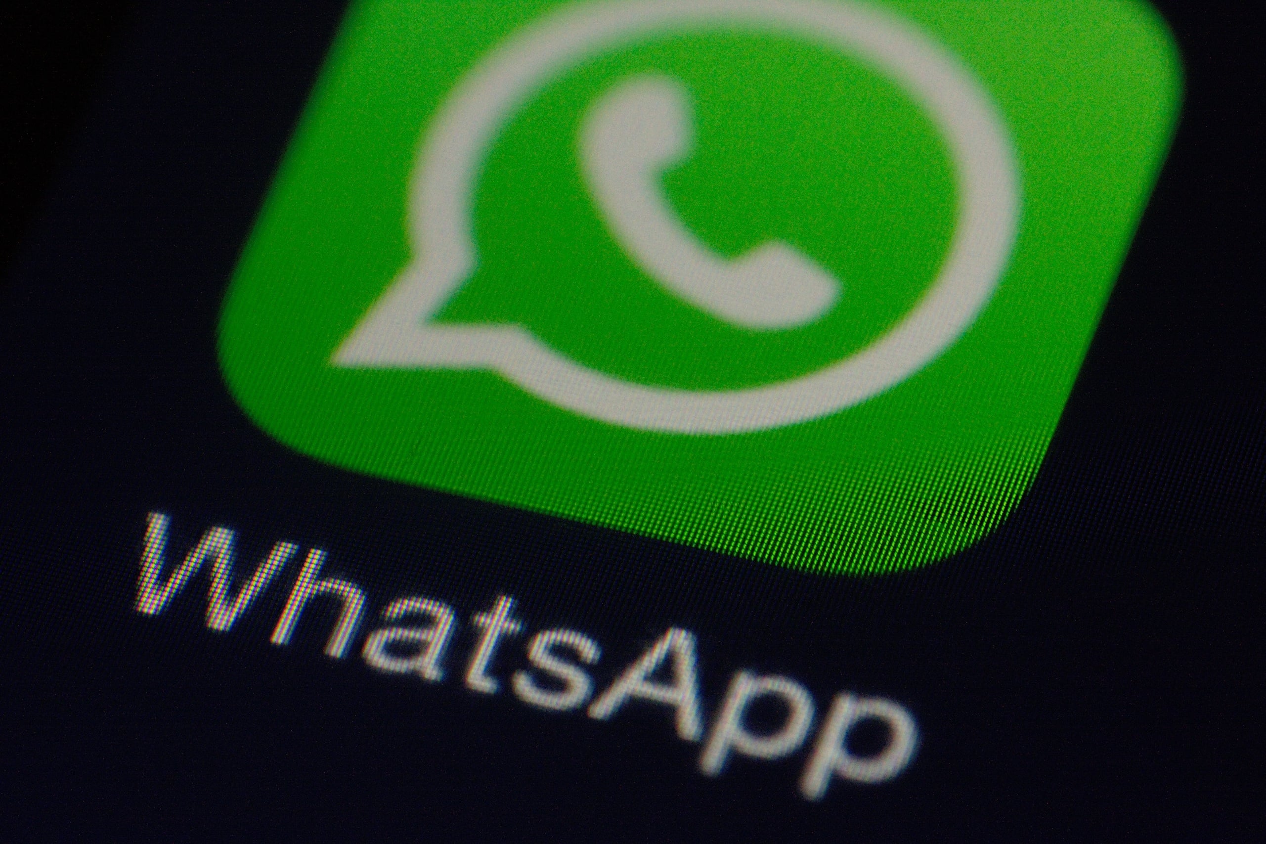 WhatsApp, nuova ondata di truffe con account compromessi: allarme per gli attacchi “zero-click”