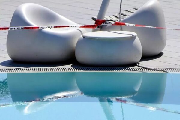 Bimba morta in piscina a Palermo, l’autopsia conferma l’annegamento